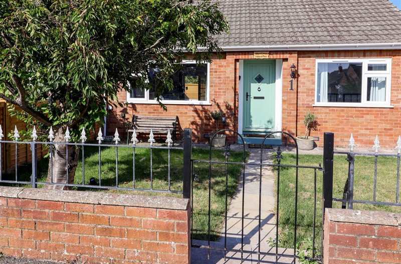 1 Ashcott Place, Burnham-On-Sea, Somerset sleeps 4 people