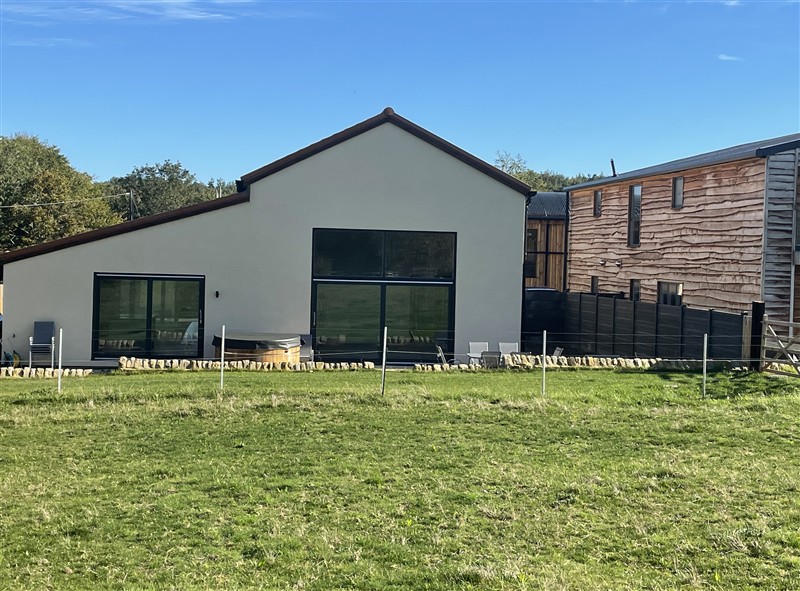 1 New Dairy Barn, Croxdale, County Durham has a hot tub