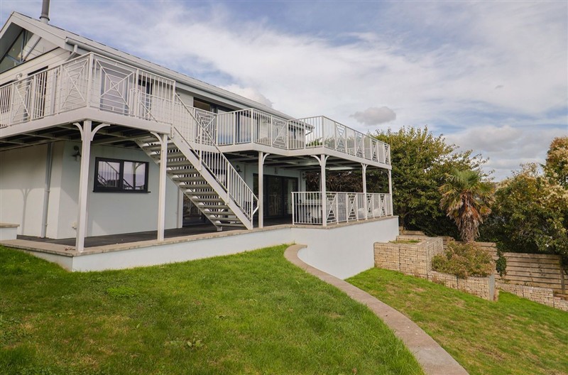 13 Downside Close, Charmouth, Dorset sleeps 13 people