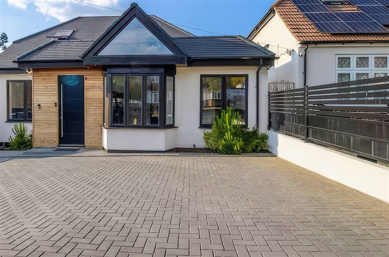 19 Hillside Road, Northwood, Hertfordshire, London sleeps 8 people