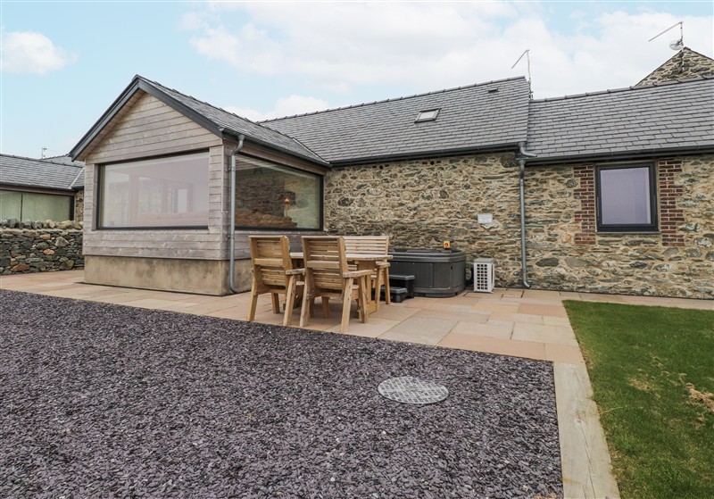2 Trem Y Mor, Llanfwrog near Llanfachraeth, Ynys Môn / Isle of Anglesey sleeps 4 people