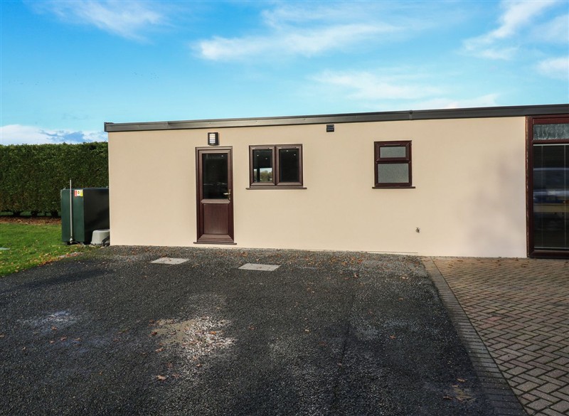 Aloe Lodge, Banham, Norfolk has a hot tub