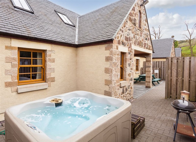 Appletree Cottage, Linlithgow has a hot tub