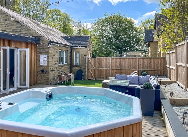 Ashgrove Leisure - Clock Tower Cottage, Brighouse, near Huddersfield has a hot tub