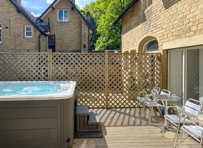 Ashgrove Leisure - The Coach House, Brighouse, near Huddersfield has a hot tub