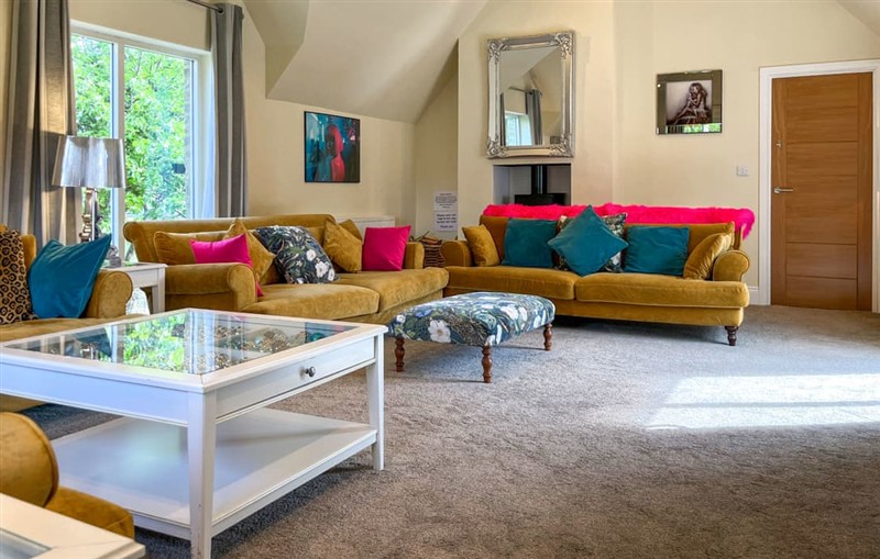 Ashgrove Leisure - The Coach House, Brighouse, near Huddersfield sleeps 14 people