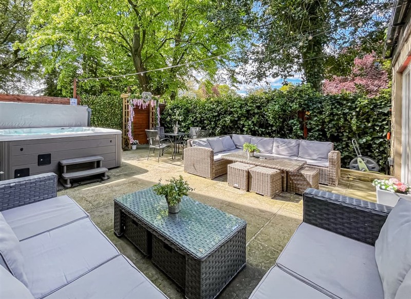 Ashgrove Leisure - The Parsonage, Brighouse, near Huddersfield has a hot tub