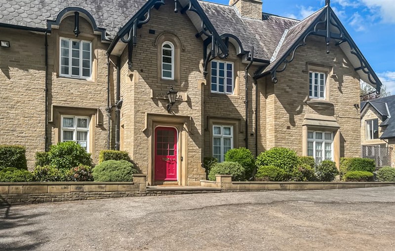 Ashgrove Leisure - The Parsonage, Brighouse, near Huddersfield sleeps 28 people