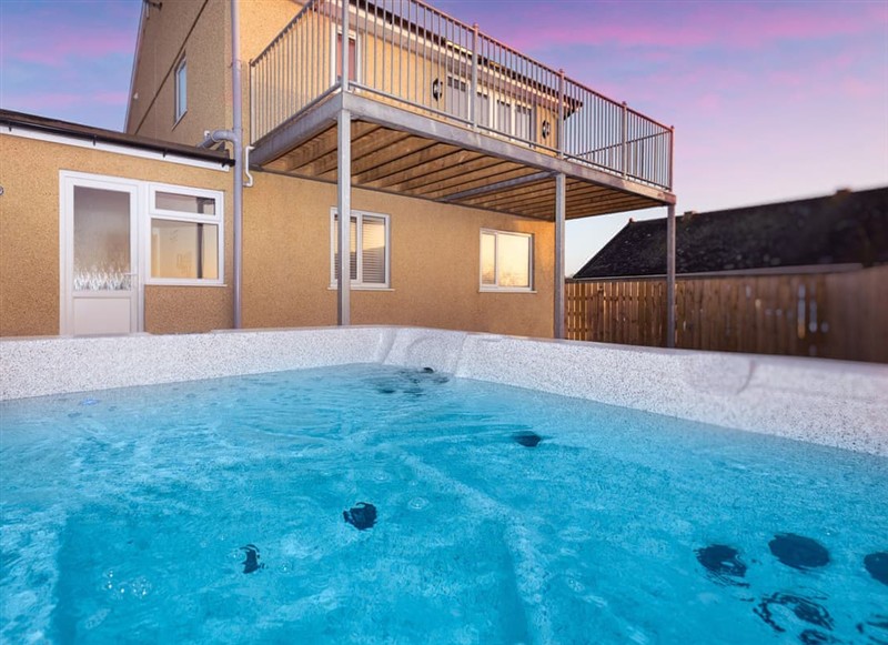 Badger Llewelyn, Tudweiliog has a hot tub