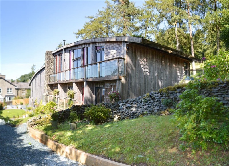 Bale House, Bowness-on-Windermere has a hot tub