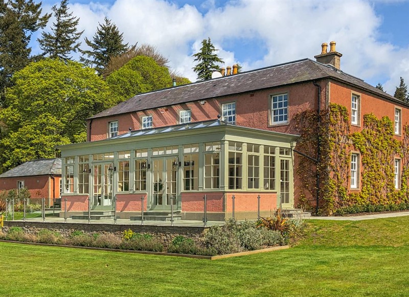 Ballogie House, Aboyne has a hot tub