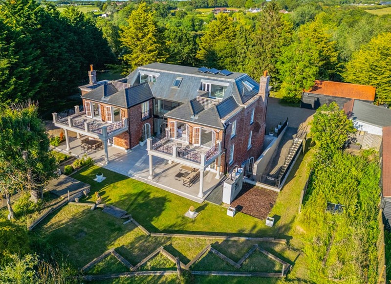 Barn House and Mansion - The Essex Mansion, Romford has a hot tub