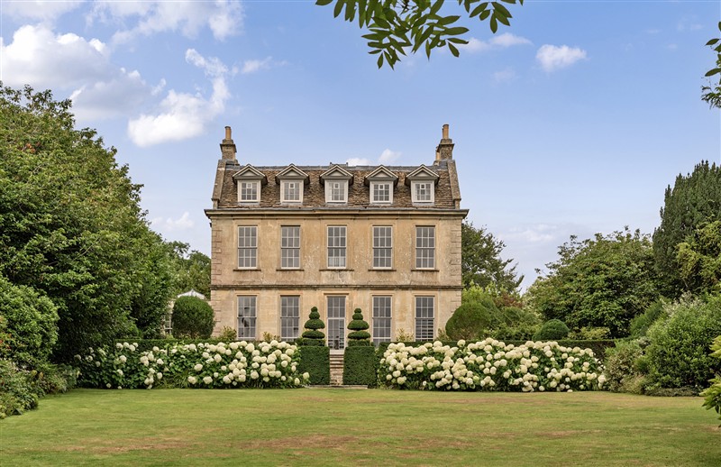 Batheaston House, Batheaston, Somerset has a hot tub