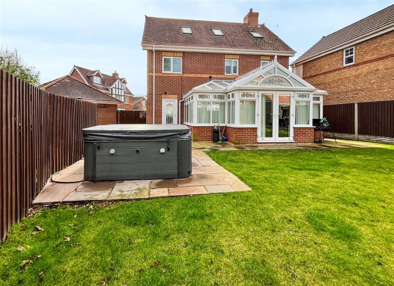 Beckett Cottage, Rhos on Sea, near Colwyn Bay has a hot tub