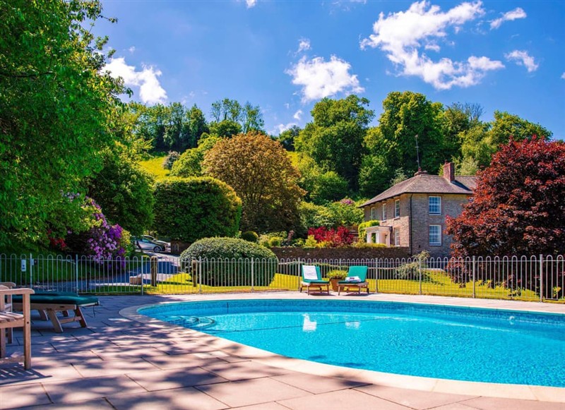 Bluewhistle Cottage, Dartmouth has a hot tub