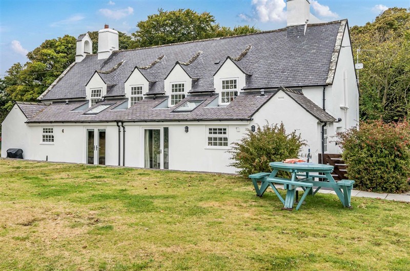 Bodior Garden Cottage Bach, Rhoscolyn, Ynys Môn / Isle of Anglesey sleeps 4 people