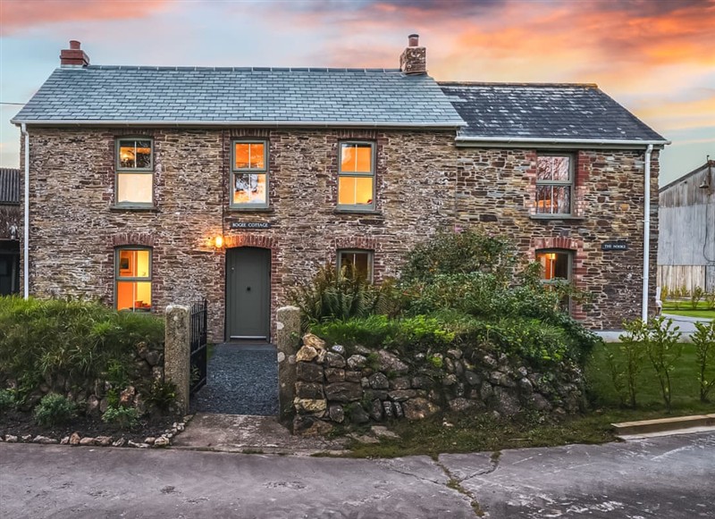 Bogee Farm Holiday Cottages - Bogee Cottage, Wadebridge has a hot tub