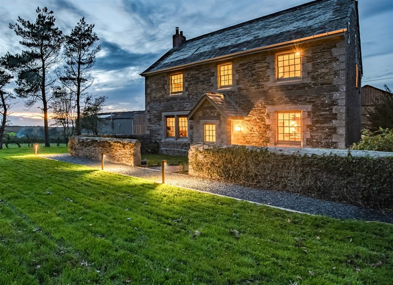 Bogee Farm Holiday Cottages - The Farmhouse, Wadebridge has a hot tub