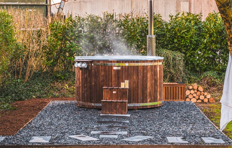 Bogee Farm Holiday Cottages - The Farmhouse, Wadebridge sleeps 8 people