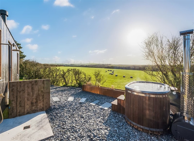 Bogee Farm Holiday Cottages - The Lookout, Wadebridge has a hot tub