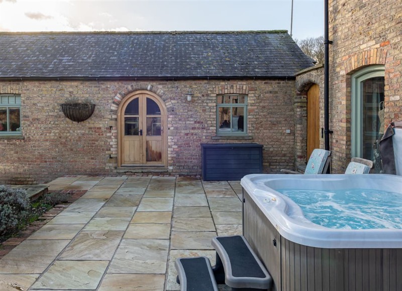 Bracken Hideaway, York has a hot tub
