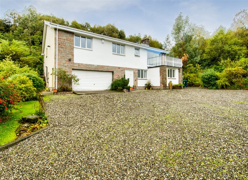 Braemor, Arrochar, near Inveraray has a hot tub