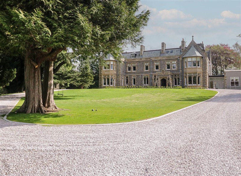 Brettargh Holt Mansion Sleeping 32, Brettargh Holt near Levens, Cumbria has a hot tub