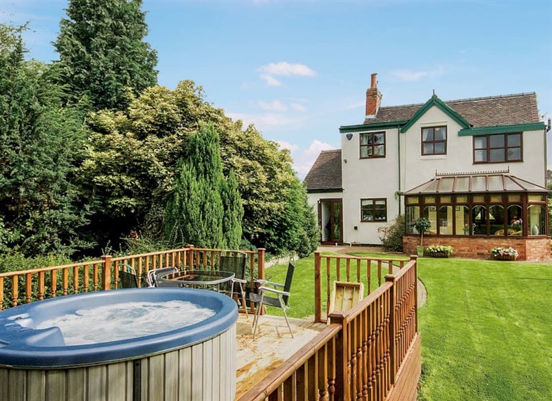 Bridge House, Overseal has a hot tub