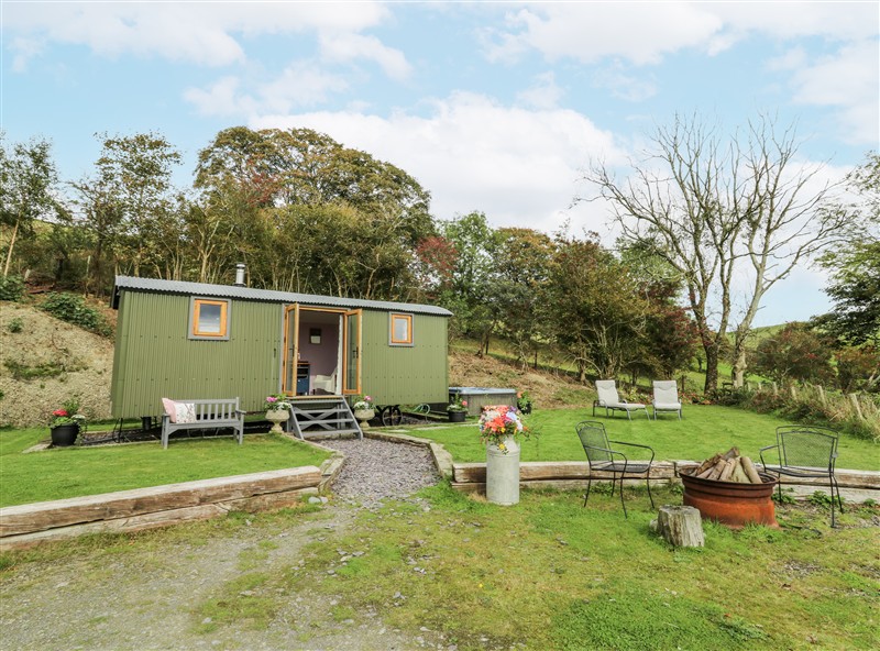 Brondel Luxury Shepherd's Hut, Aberystwyth, Ceredigion has a hot tub