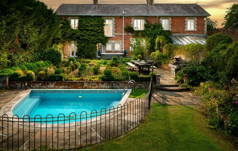 Brook Cottage, Blandford Forum sleeps 16 people