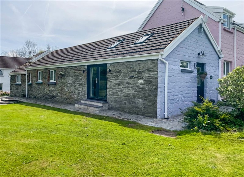 Byre, Penparc has a hot tub