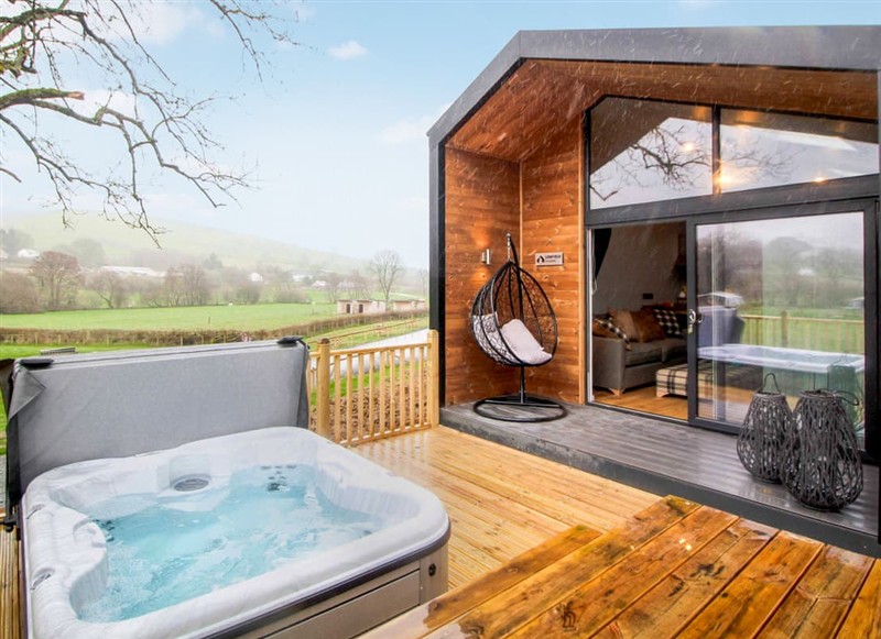 Cae Llwyn - Buck Barn, Rhayader and the Elan Valley has a hot tub