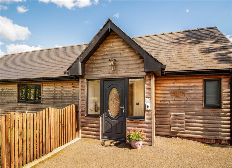 Cae Llwyn - Caban Nant Ddu, Rhayader and the Elan Valley has a hot tub