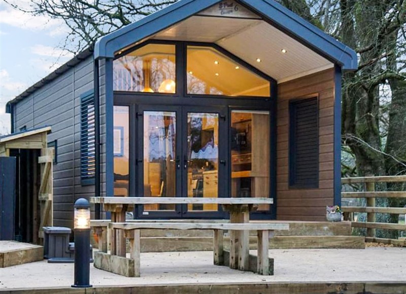 Cae Llwyn - Meadow Retreat, Rhayader and the Elan Valley has a hot tub