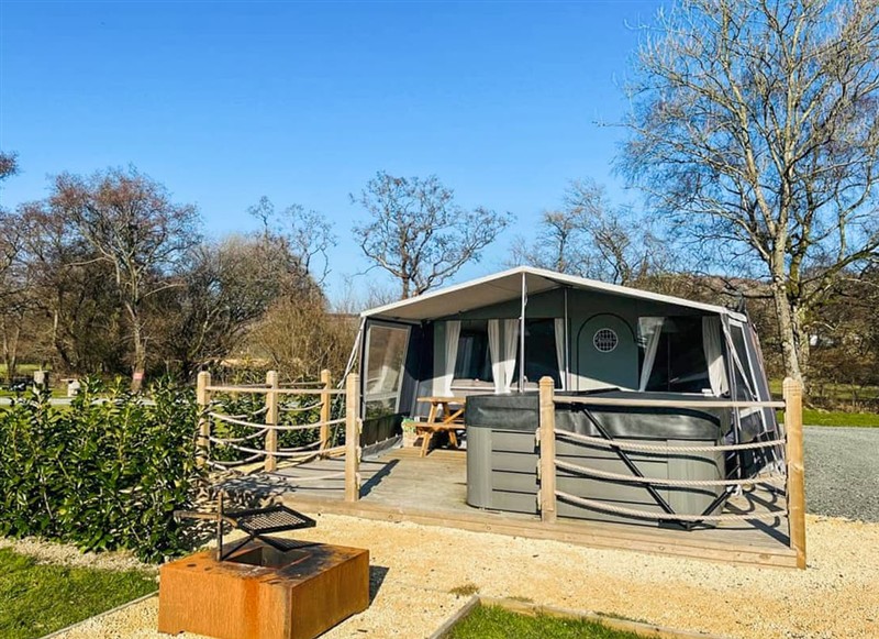 Cae Llwyn - Otter, Nantmel, Rhayader has a hot tub