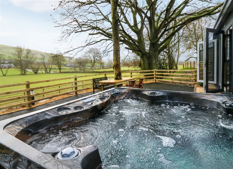 Cae Llwyn - The Foxes Den, Rhayader and the Elan Valley has a hot tub