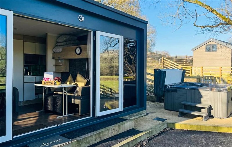 Cae Llwyn - The Foxes Den, Rhayader and the Elan Valley sleeps 2 people