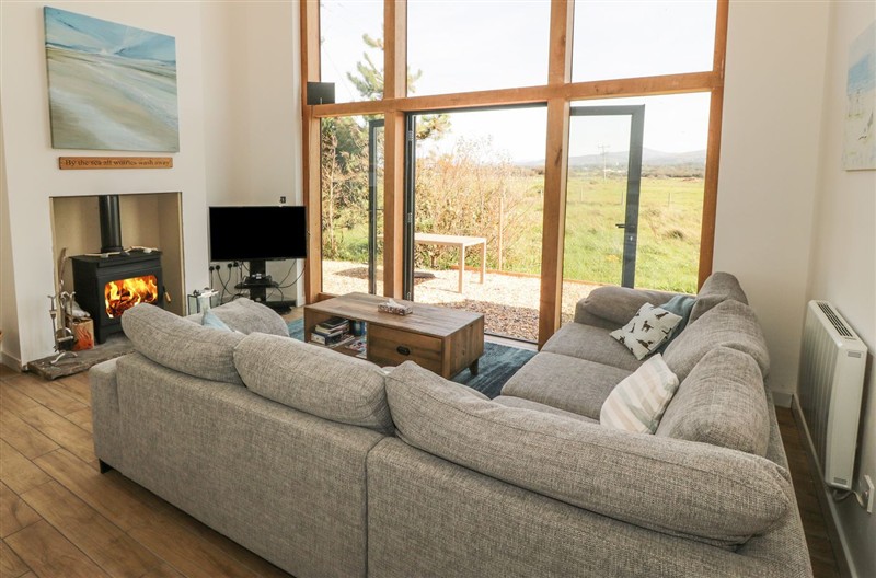 Cae Mawr, Dinas Dinlle, Gwynedd sleeps 8 people