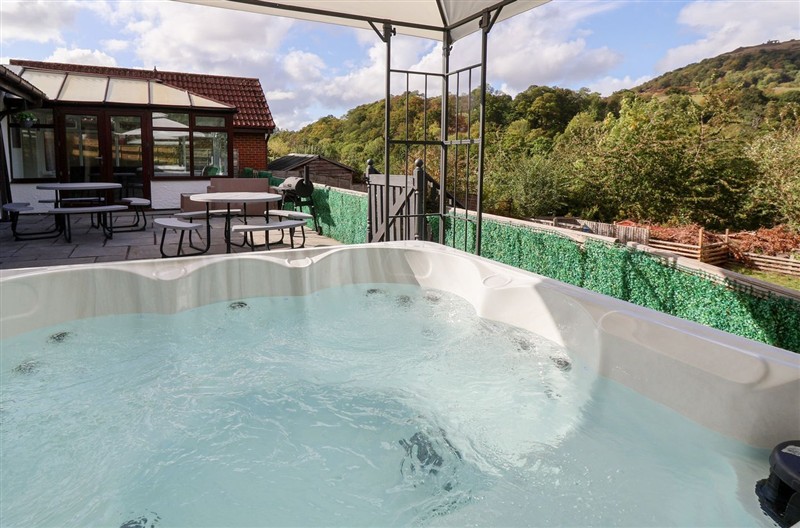 Castellolwg, Llangollen, North Wales & Snowdonia sleeps 18 people