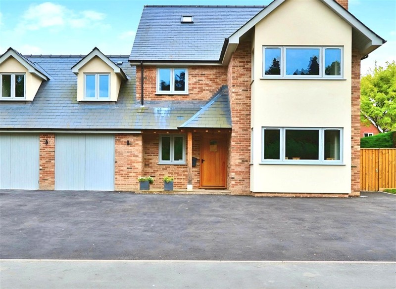 Cefn Coed, Presteigne, Powys has a hot tub