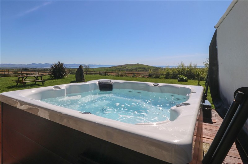 Cefnbron, Trefor, North Wales & Snowdonia sleeps 8 people