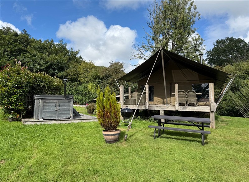 Ceri, near Newcastle Emlyn, Ceredigion has a hot tub