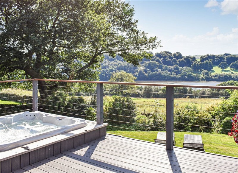 Chalet Du Lac, Rudyard Lake has a hot tub