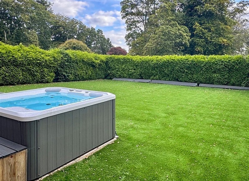 Chalet, Ringwood has a hot tub