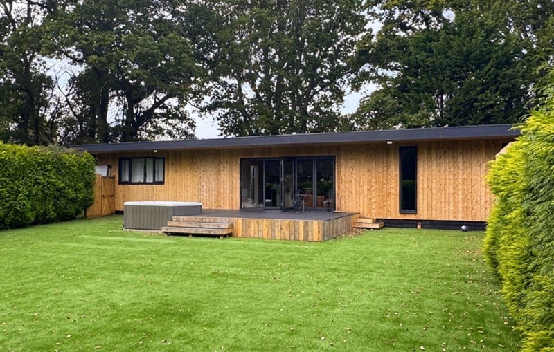 Chalet, Ringwood sleeps 8 people