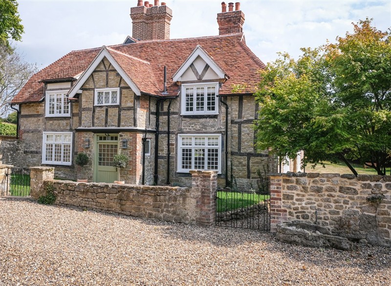 Challens Yarde, Easebourne, South Downs National Park has a hot tub