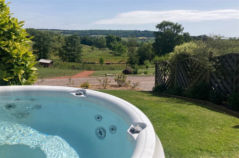 Chestnut Lodge, Clifton Upon Teme, Worcestershire sleeps 8 people