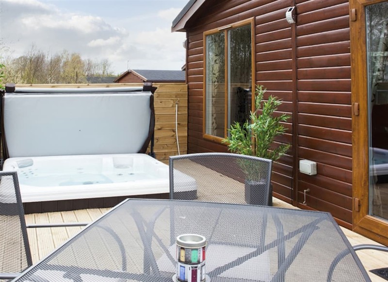 Cheviot Luxury Lodge, Felton has a hot tub