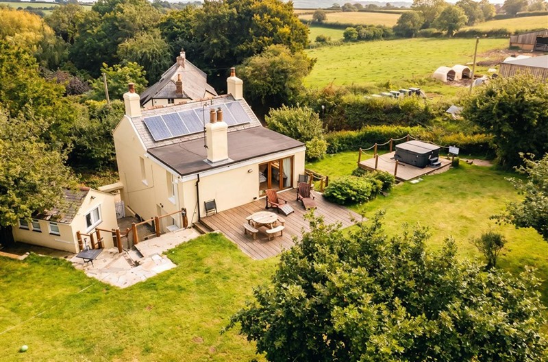 Clotted Cream Cottage, Dartmouth, Devon sleeps 4 people