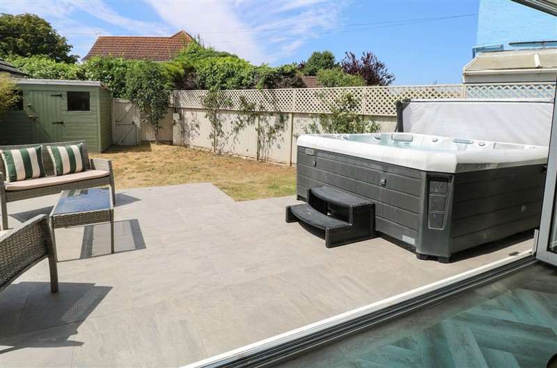 Cootiya Corner, Gorleston-On-Sea, Norfolk sleeps 10 people